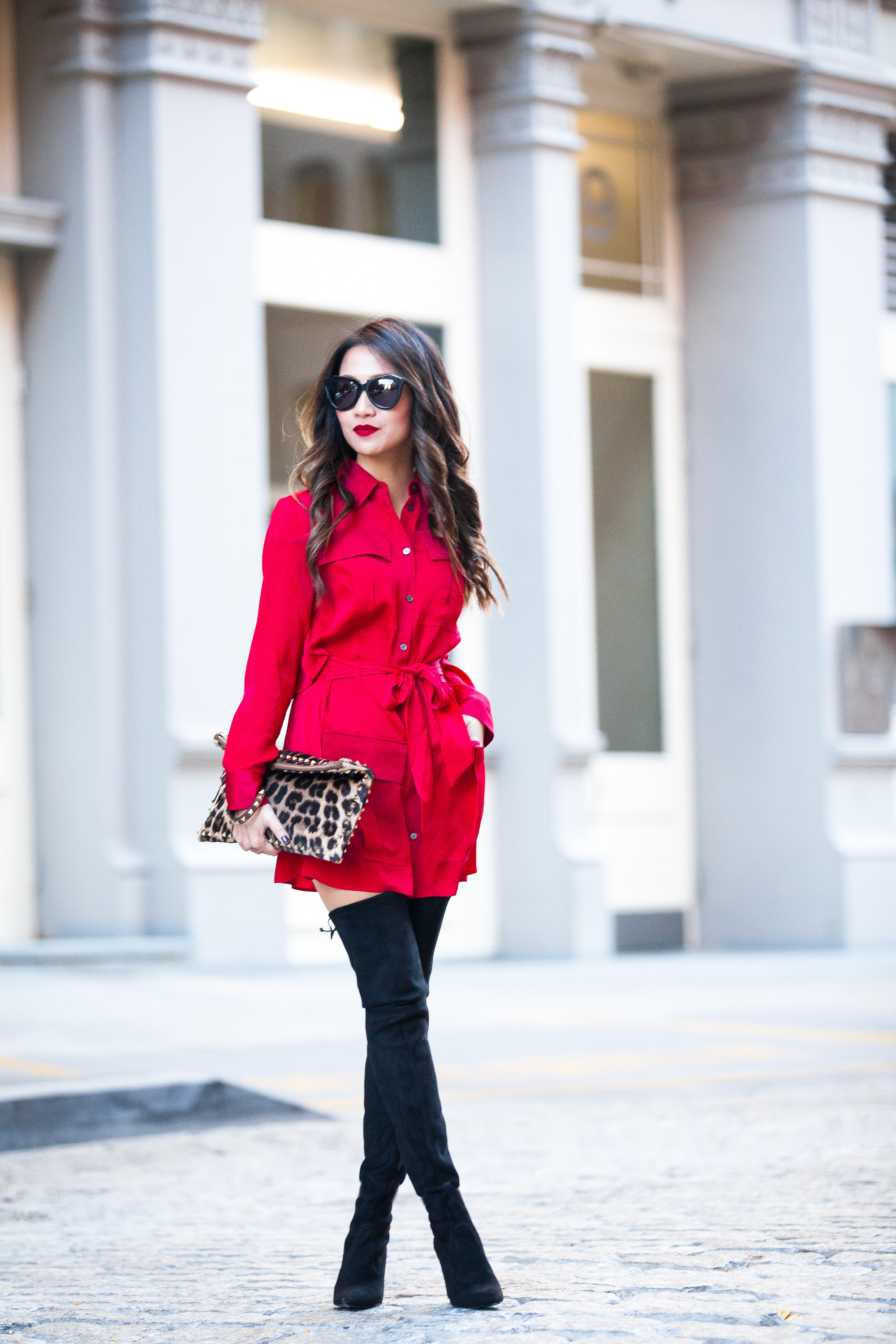 Красное платье с сапогами